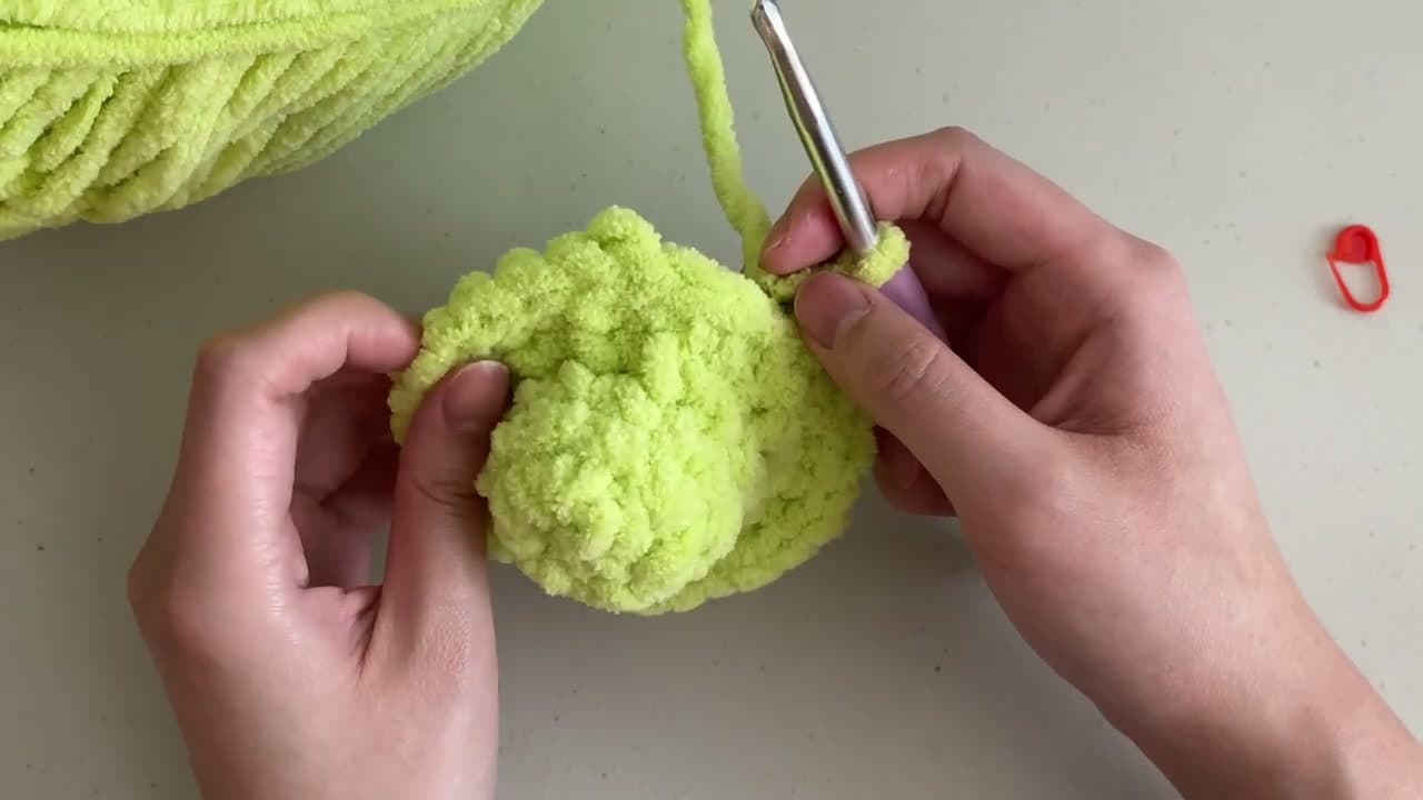 Step 3: Step 3: Shape the Head and Add the Bobble Eye Ridges