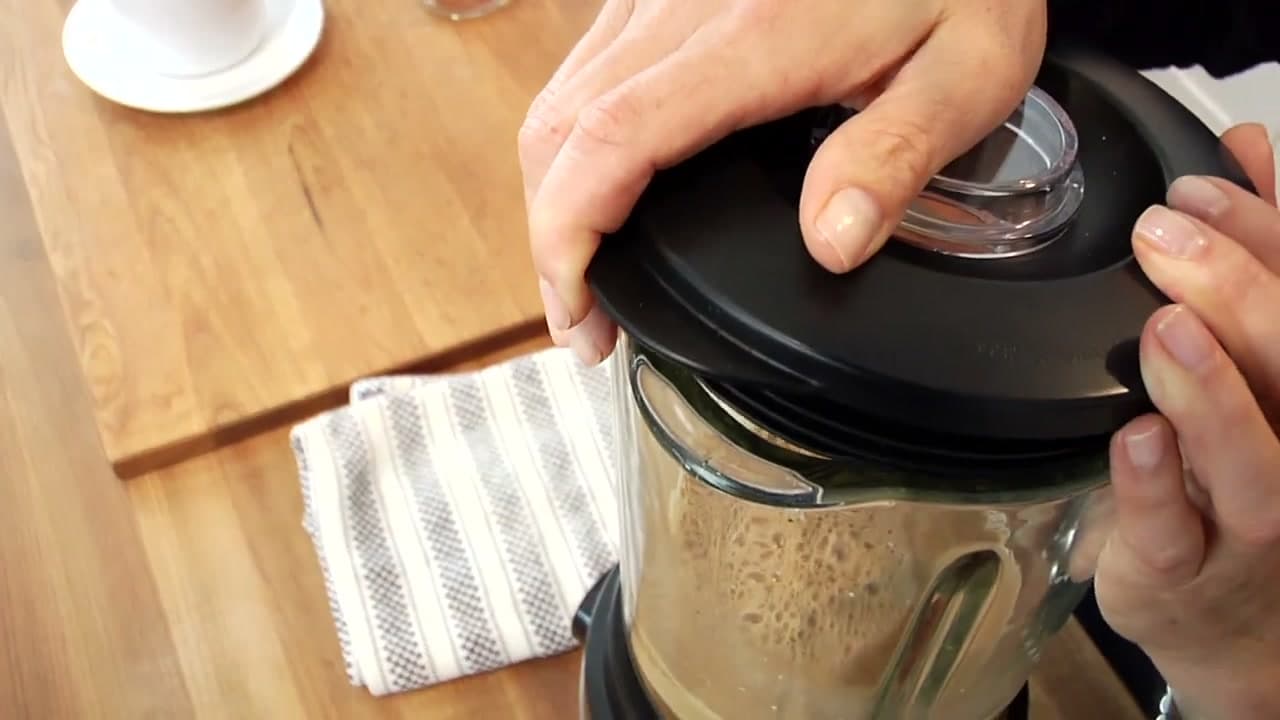 Step 8: Step 8: Cover and Blend Safely with a Towel