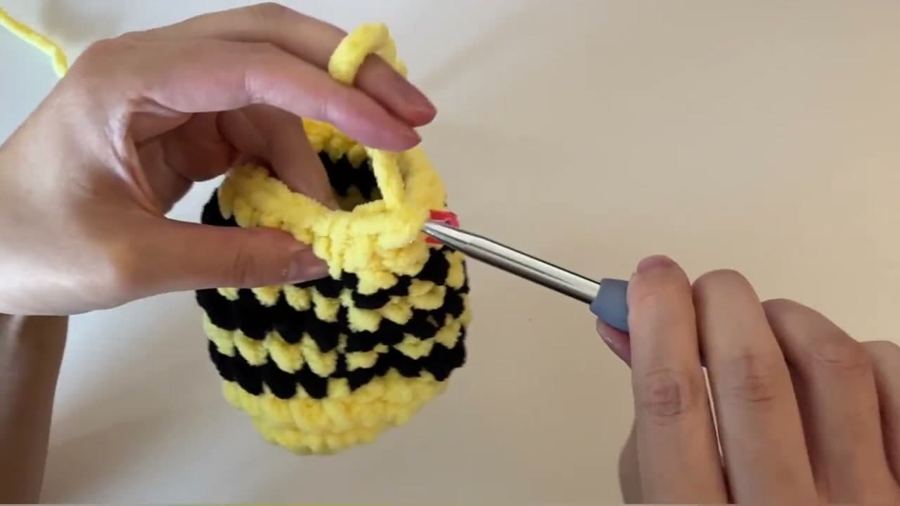 Step 4: Step 4: Crochet the Yellow and Black Striped Body