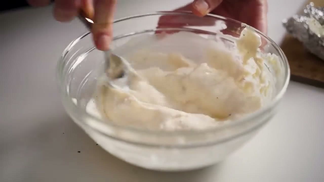 Step 6: Step 6: Mash and Stir into a Creamy Aioli