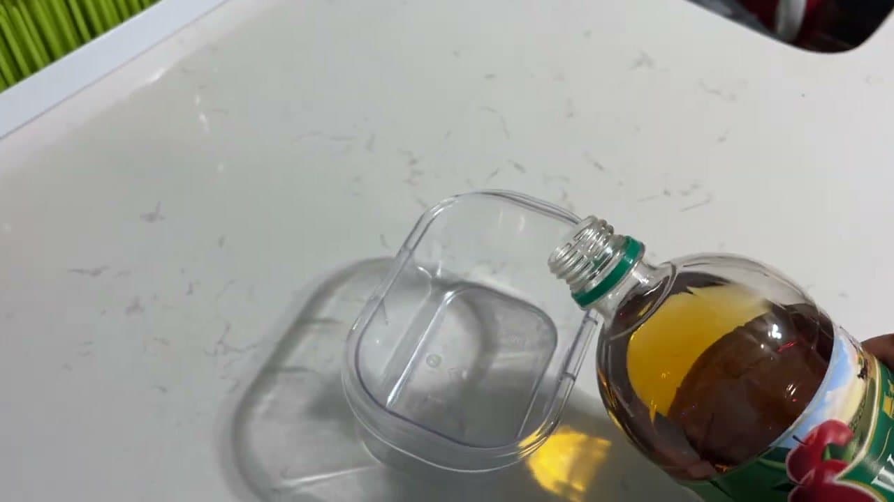 Step 1: Step 1: Pour apple cider vinegar into a wide cup