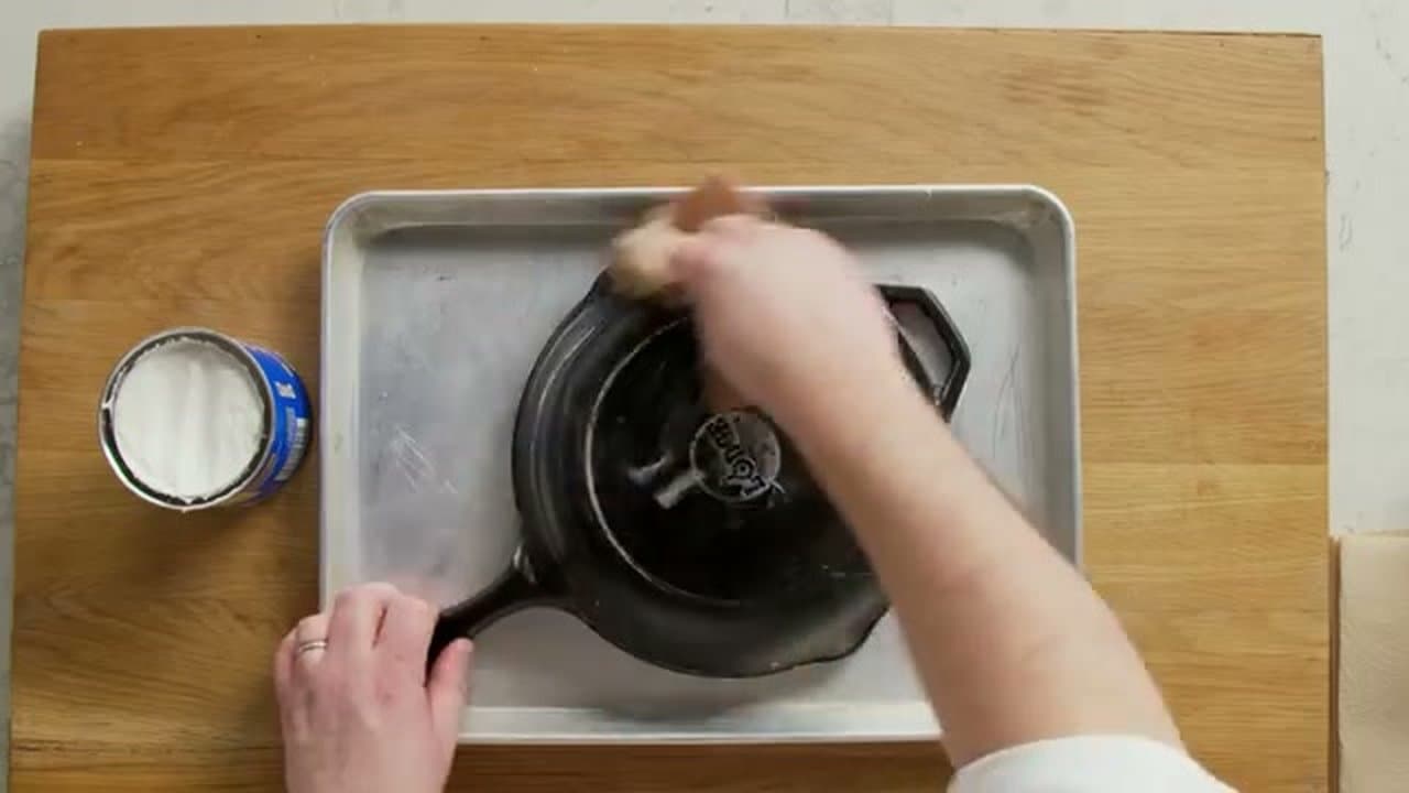 Step 4: Coat the Whole Pan With Crisco or Oil