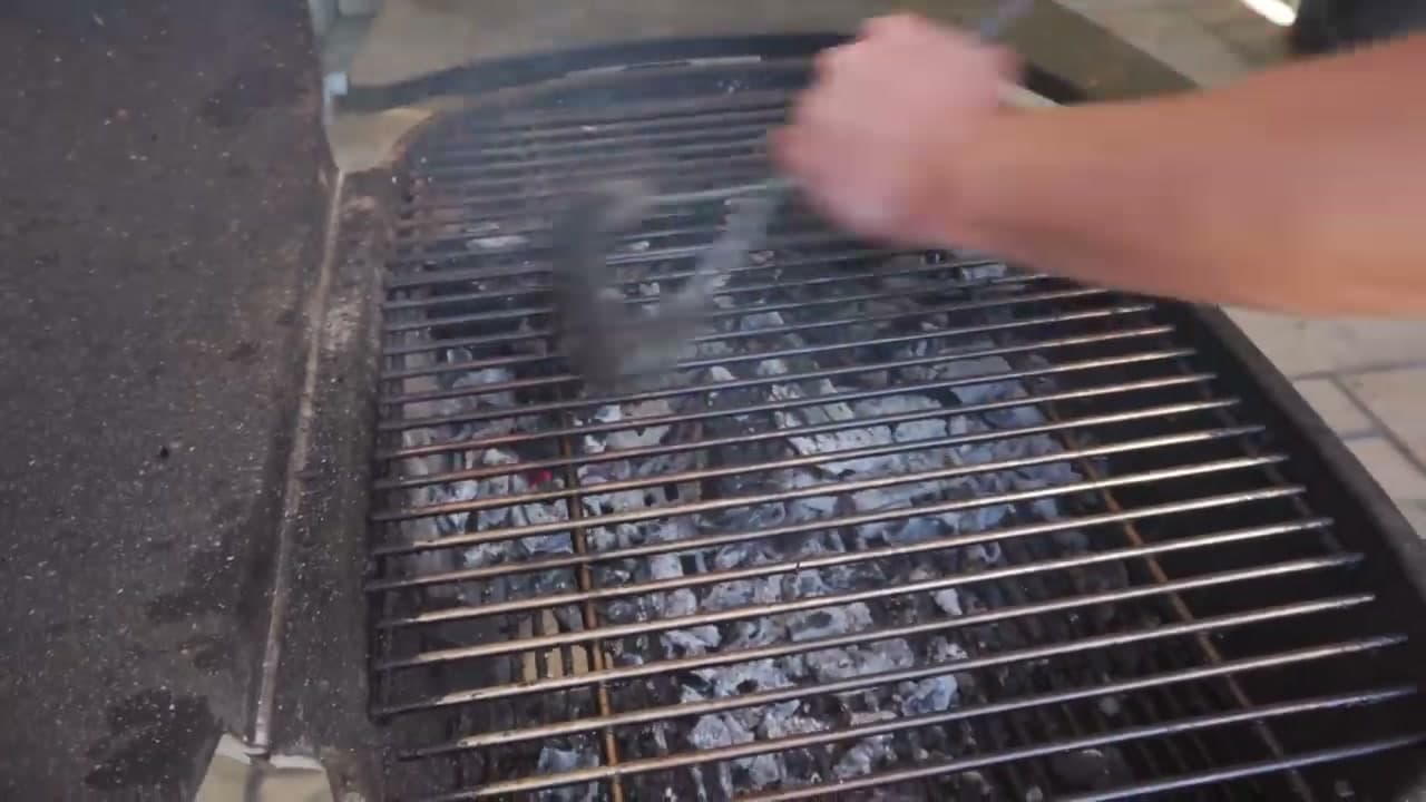 Step 3: Step 3: Oil the Grates and the Corn