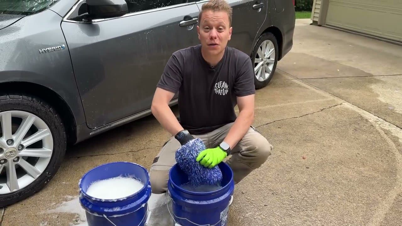 Step 7: Rinse the Mitt in the Fresh Bucket Between Dunks