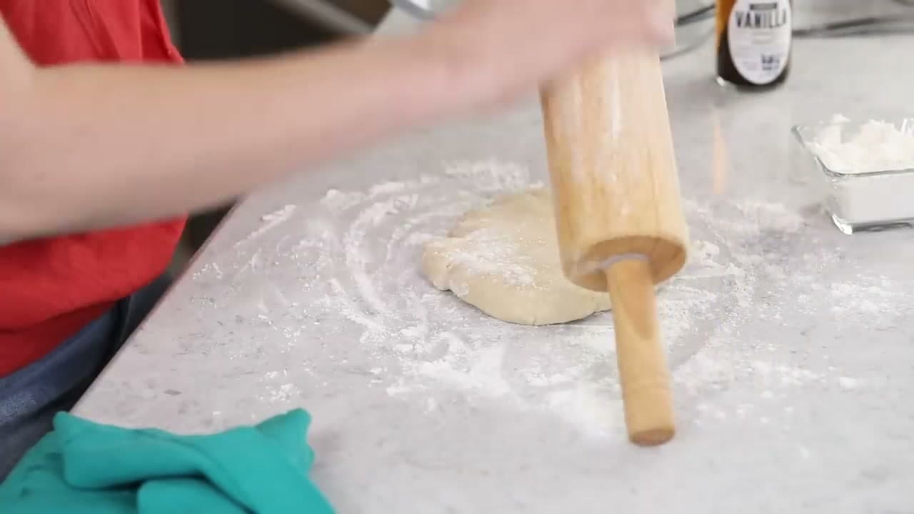 Step 4: Roll the Bottom Crust - How to Make Apple Pie