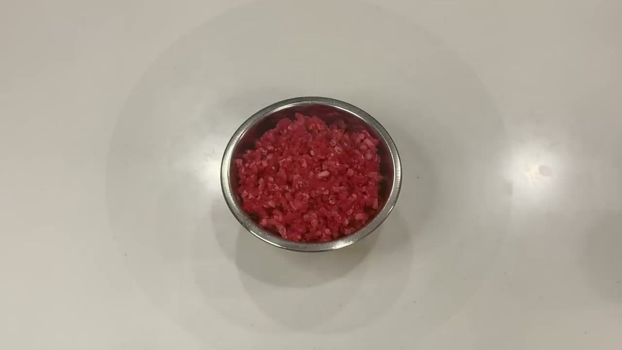 Step 5: Step 5: Layer Carrot, Ground Beef, and Garlic on Top of the Rice